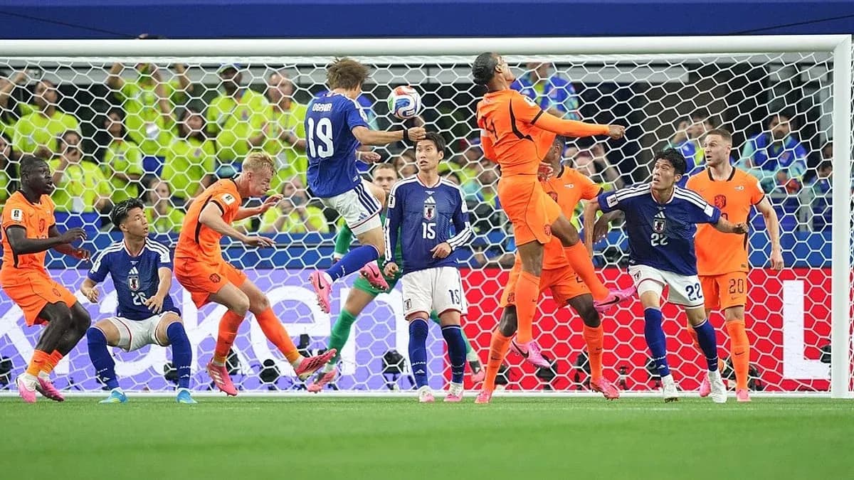 Jugadores de Japón y Países Bajos en acción Jugadores de Japón y Países Bajos en acción