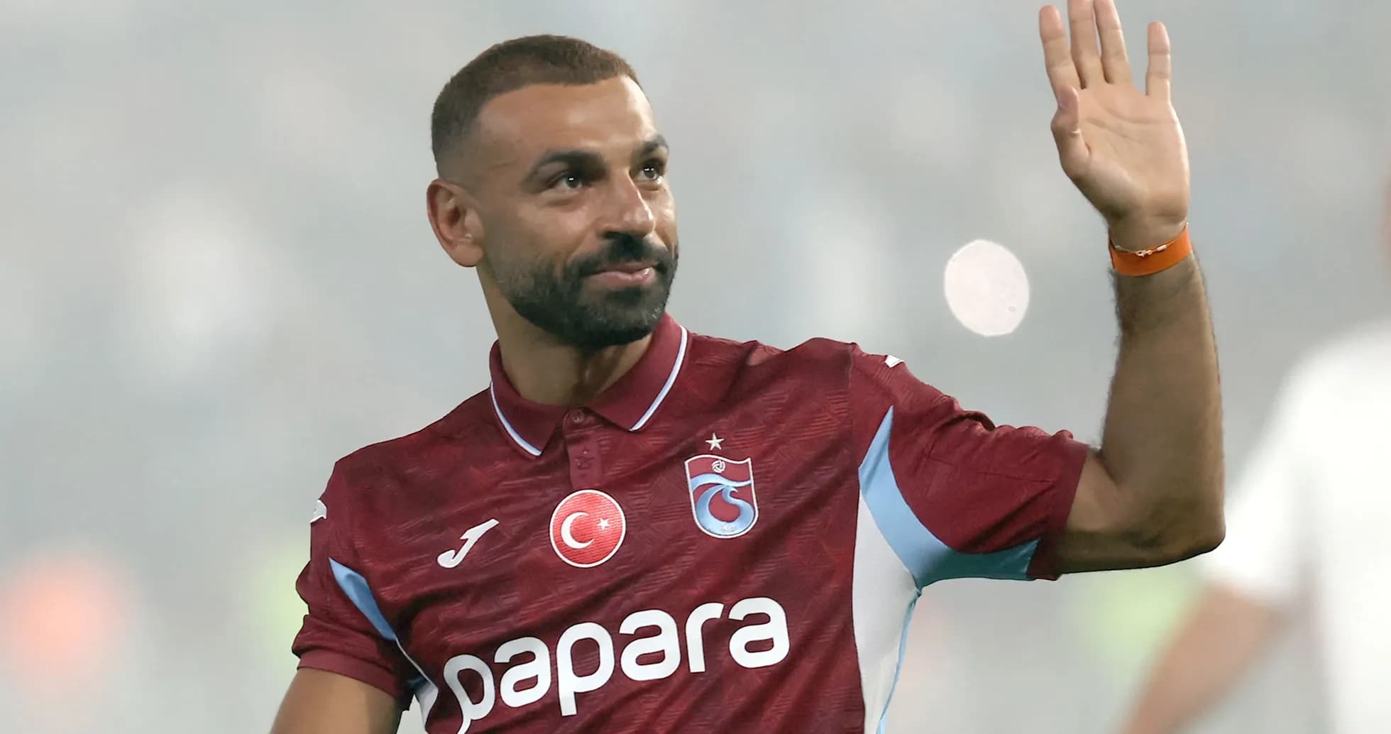 Jugador de Trabzonspor saludando al público Jugador de Trabzonspor saludando al público
