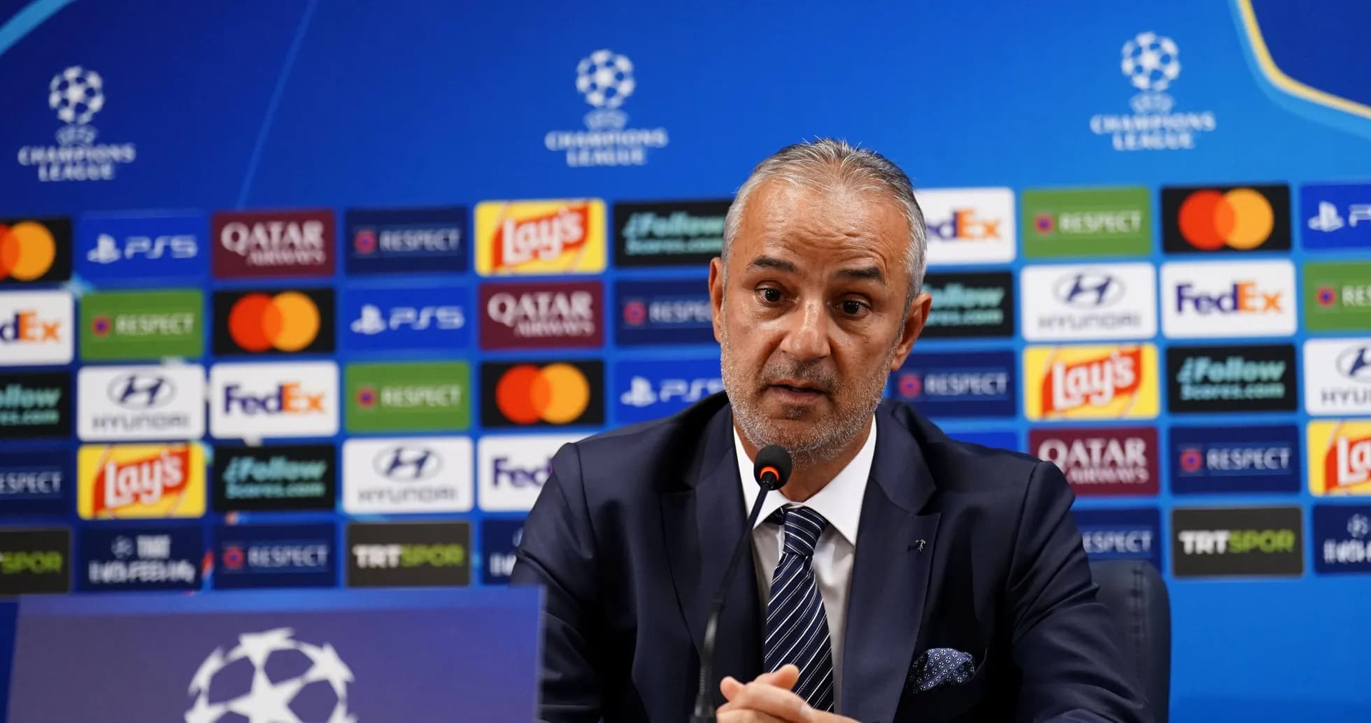 Entrenador hablando en rueda de prensa de Champions League Entrenador hablando en rueda de prensa de Champions League