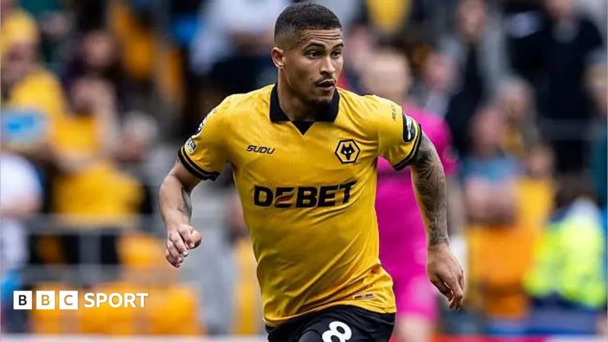 Jugador de Wolverhampton corriendo con balón en el campo Jugador de Wolverhampton corriendo con balón en el campo