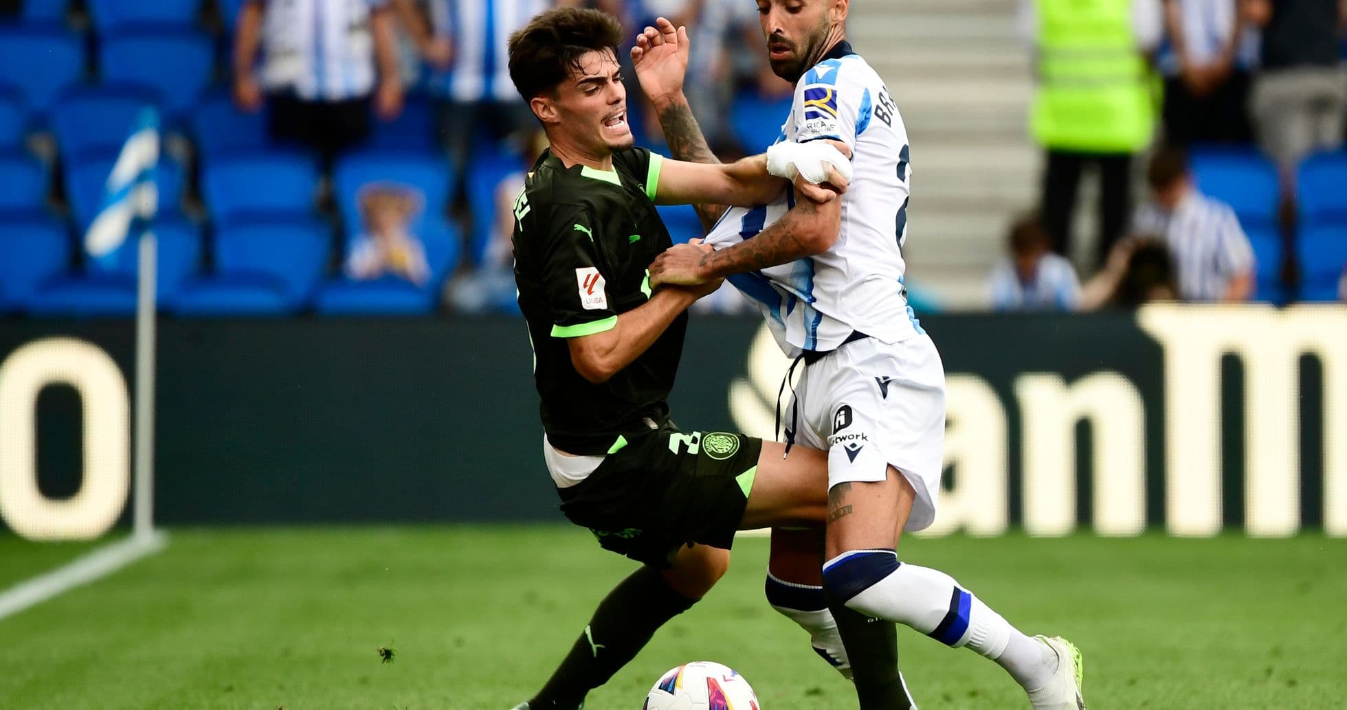 Jugador de Girona y Real Sociedad en acción Jugador de Girona y Real Sociedad en acción