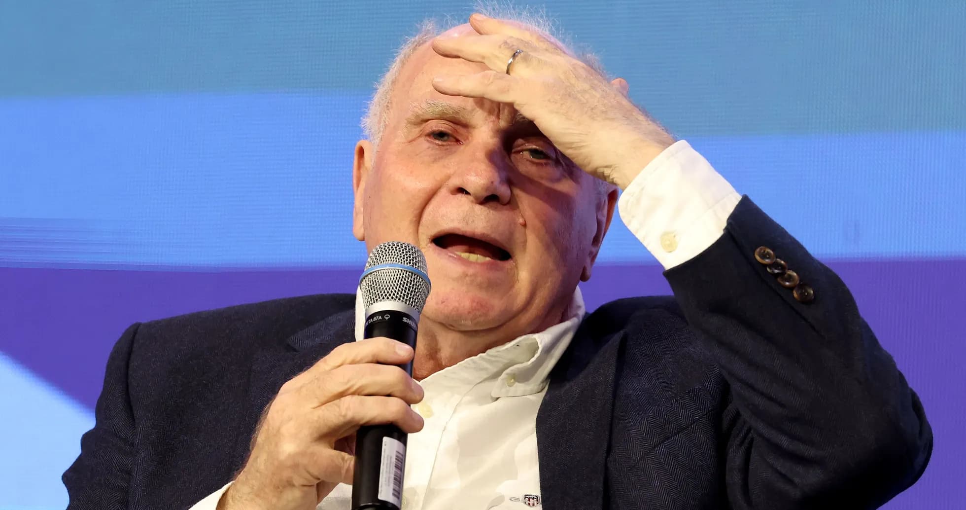Hombre hablando en un evento con micrófono Hombre hablando en un evento con micrófono