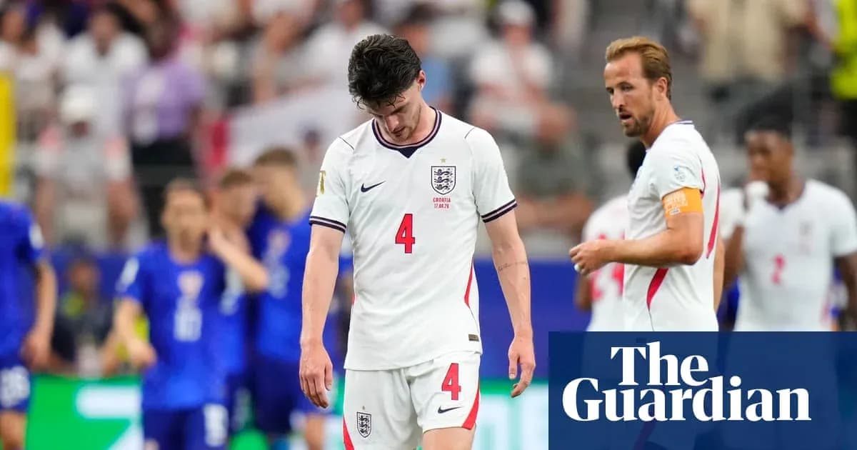Jugadores de Inglaterra caminando cabizbajos durante el partido Jugadores de Inglaterra caminando cabizbajos durante el partido