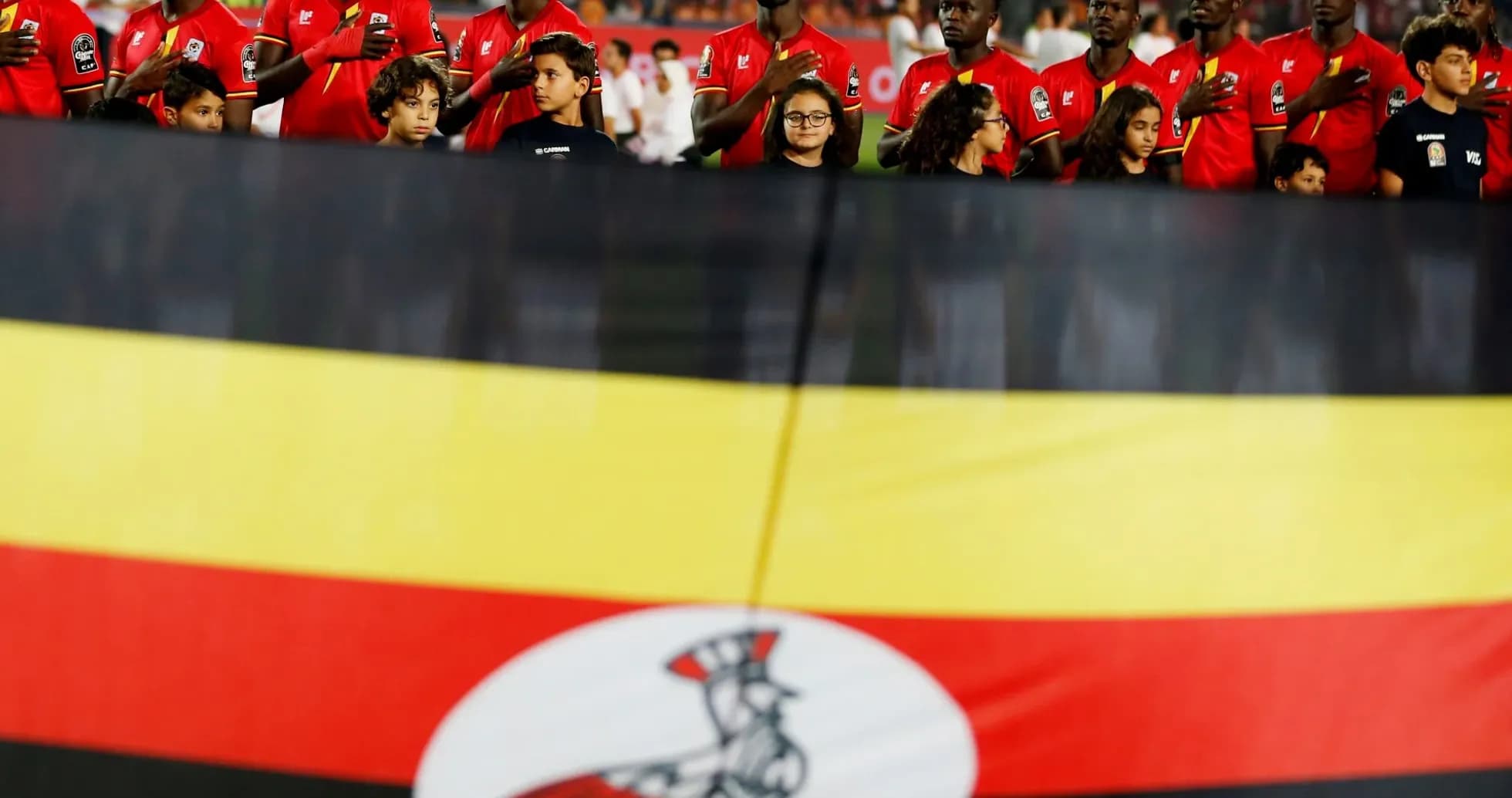 Jugadores de Uganda con la bandera nacional en ceremonia Jugadores de Uganda con la bandera nacional en ceremonia