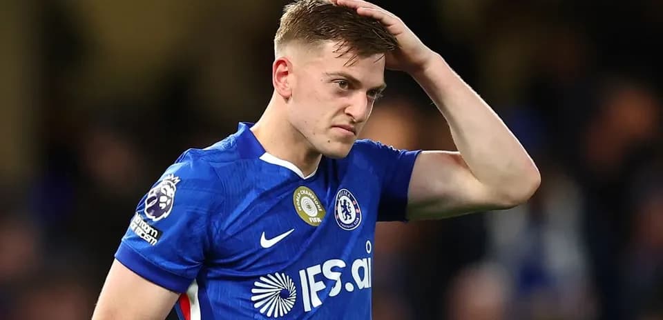 Jugador de Chelsea con camiseta azul durante el partido Jugador de Chelsea con camiseta azul durante el partido