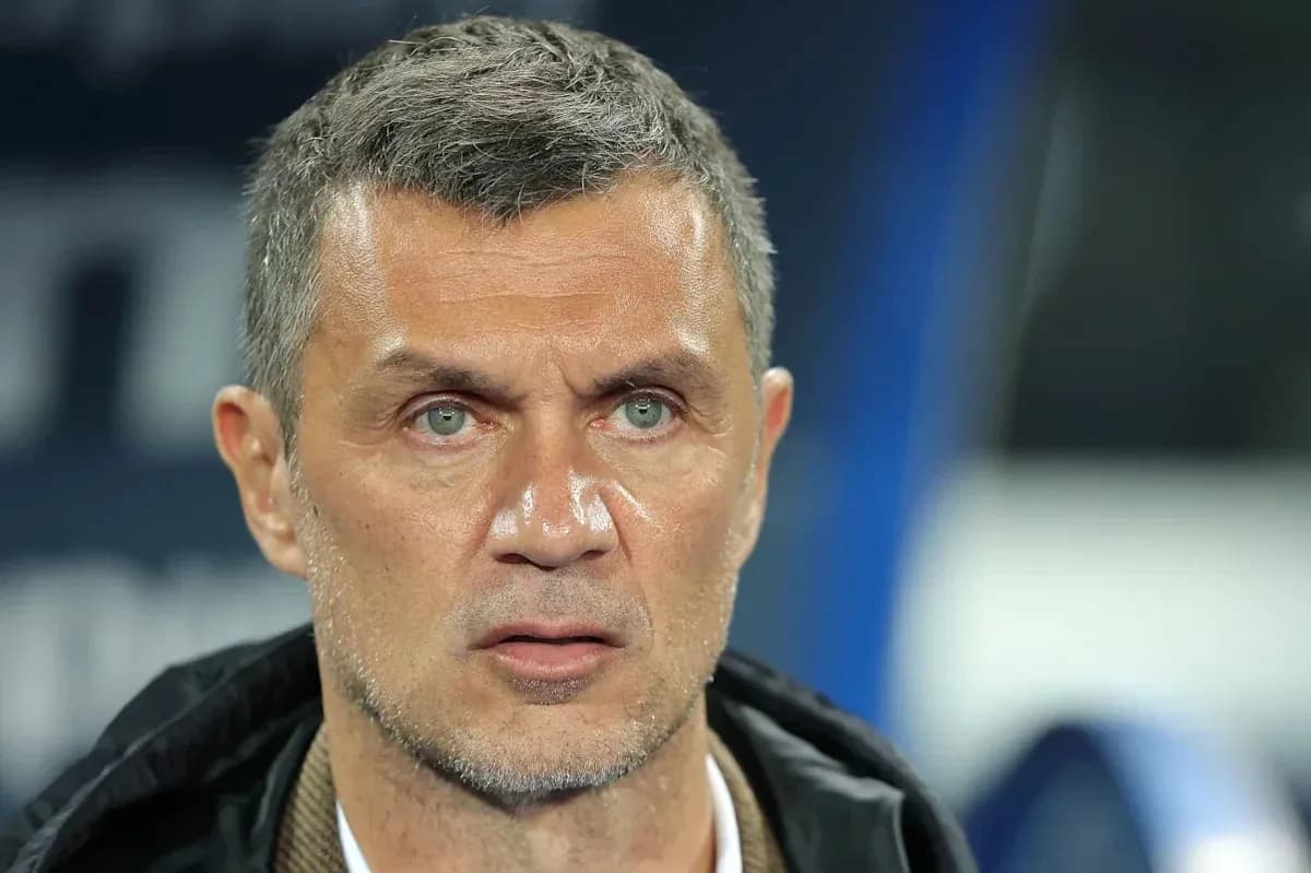 Entrenador observando el partido desde el banquillo Entrenador observando el partido desde el banquillo