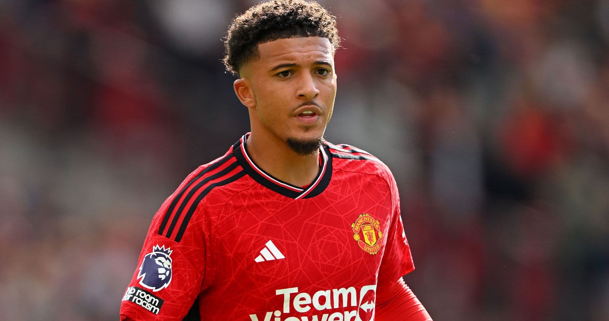 Jugador de Manchester United en uniforme rojo en el campo Jugador de Manchester United en uniforme rojo en el campo