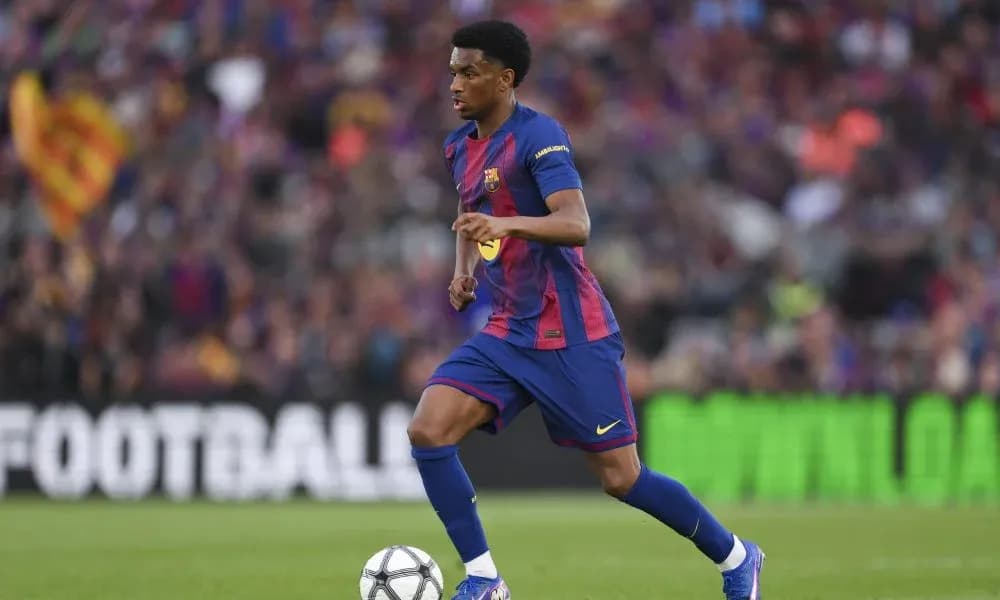 Jugador del Barcelona corriendo con el balón en el campo Jugador del Barcelona corriendo con el balón en el campo