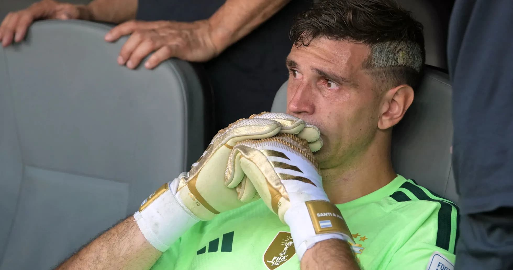 Portero sentado en el banquillo con guantes Portero sentado en el banquillo con guantes