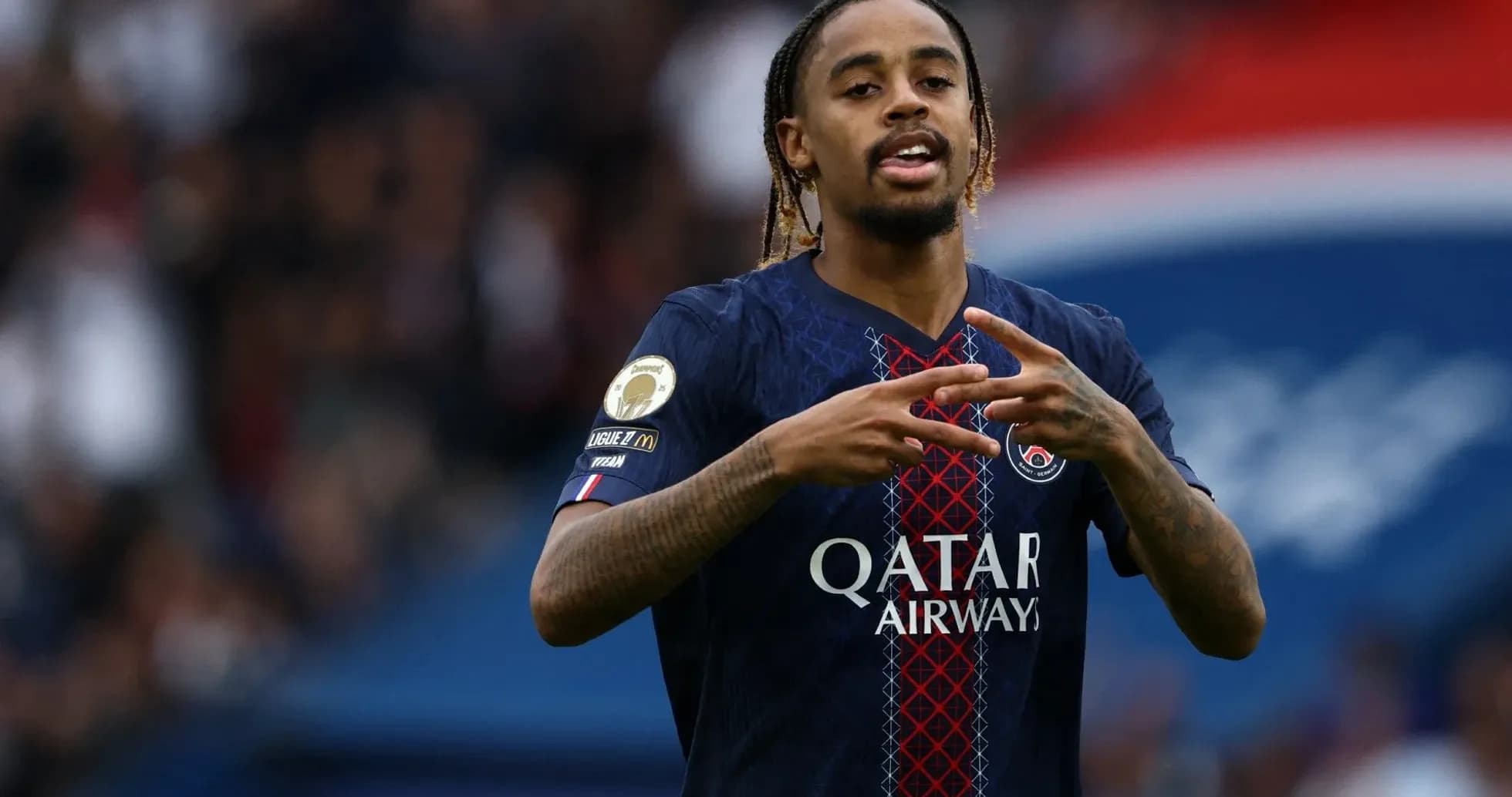 Jugador de PSG haciendo un gesto en el campo Jugador de PSG haciendo un gesto en el campo