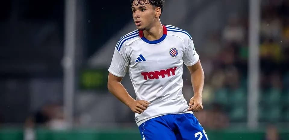 Jugador corriendo en campo con uniforme de fútbol Jugador corriendo en campo con uniforme de fútbol