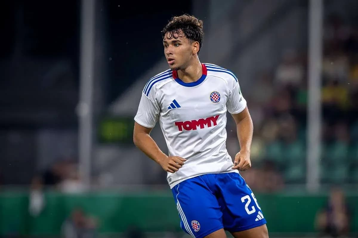 Jugador corriendo en campo con uniforme de fútbol Jugador corriendo en campo con uniforme de fútbol