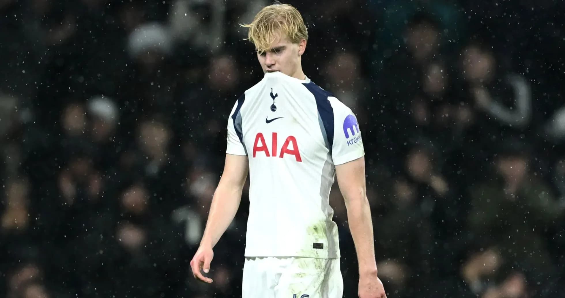 Jugador de Tottenham con camiseta mojada en el campo Jugador de Tottenham con camiseta mojada en el campo