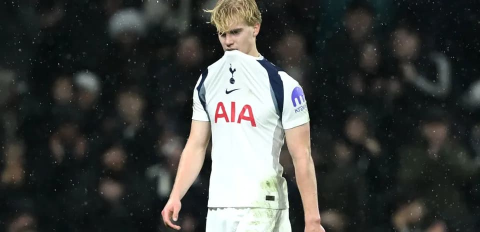 Jugador de Tottenham con camiseta mojada en el campo Jugador de Tottenham con camiseta mojada en el campo