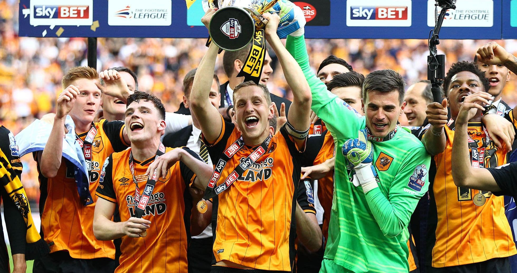 Jugadores de Hull City celebrando con el trofeo Jugadores de Hull City celebrando con el trofeo
