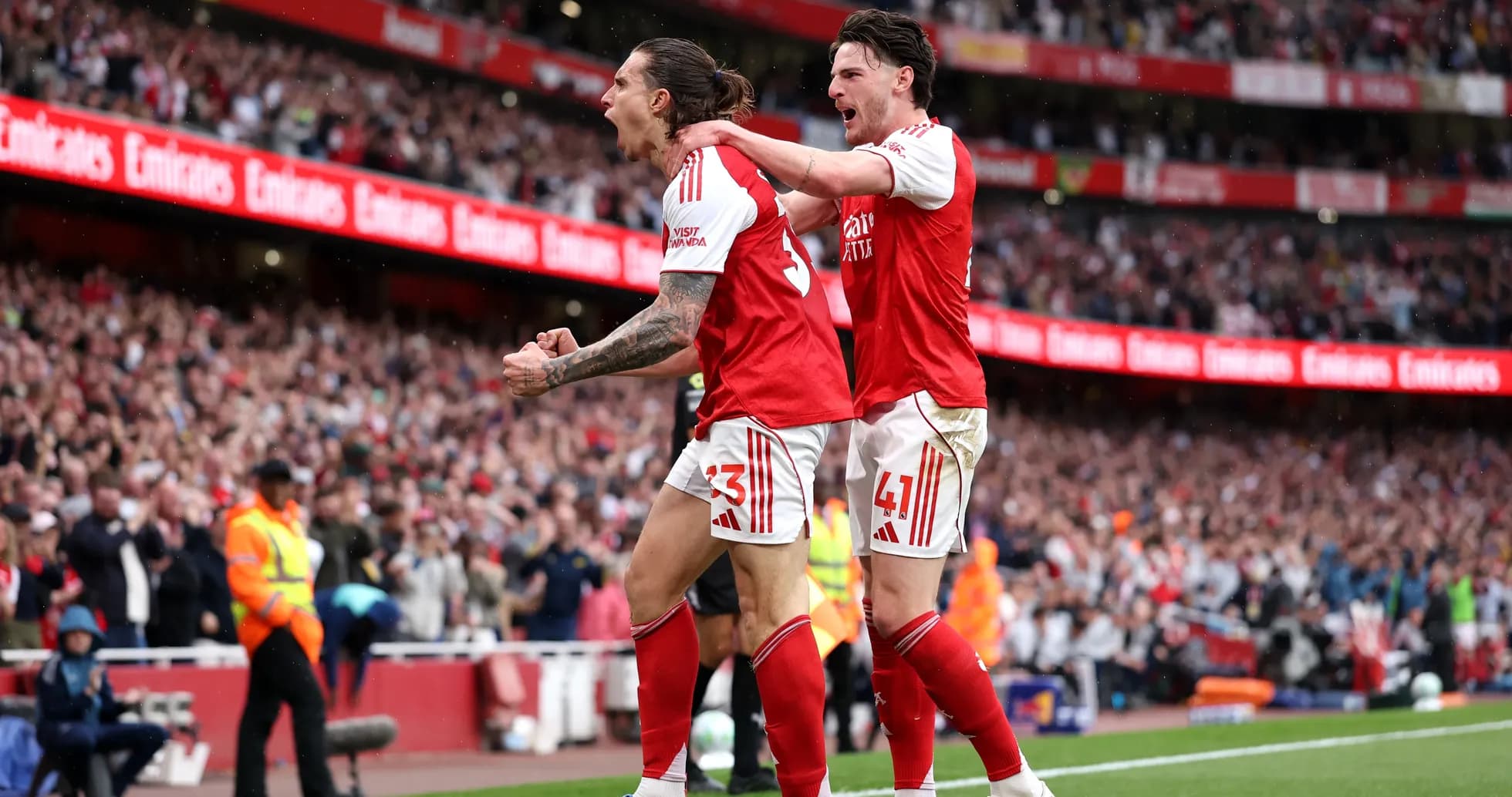 Jugadores de Arsenal celebrando un gol en el estadio Jugadores de Arsenal celebrando un gol en el estadio