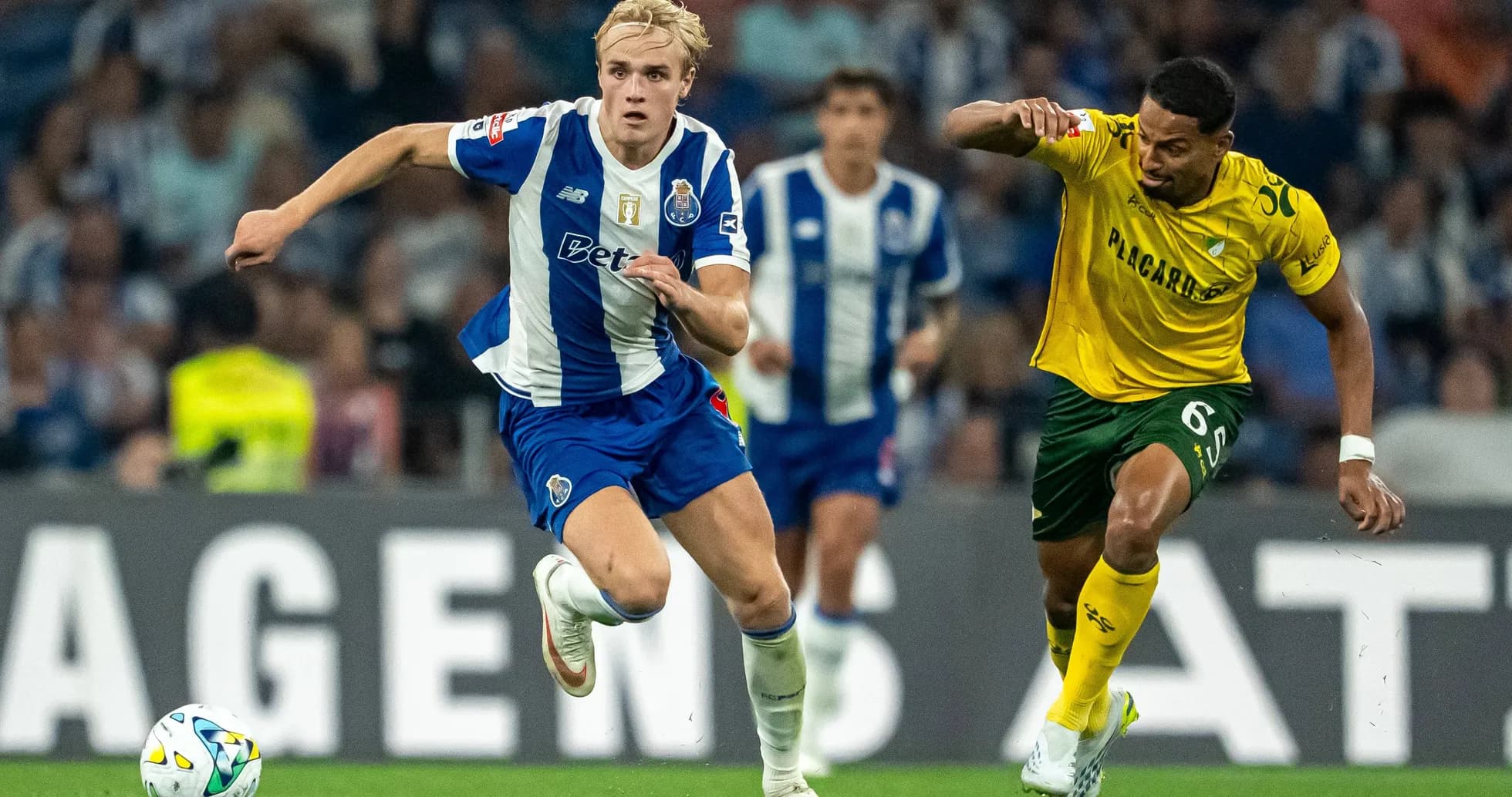 Jugador del FC Porto corriendo tras el balón en partido Jugador del FC Porto corriendo tras el balón en partido