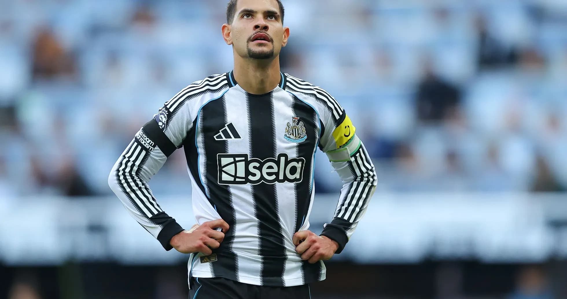 Jugador de Newcastle con banda de capitán en el campo Jugador de Newcastle con banda de capitán en el campo