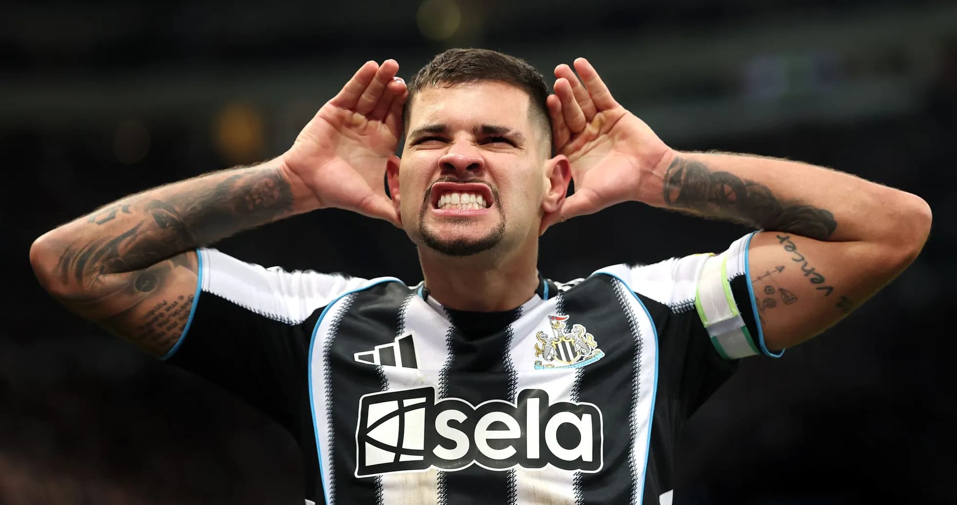 Jugador de Newcastle United celebrando con gestos Jugador de Newcastle United celebrando con gestos