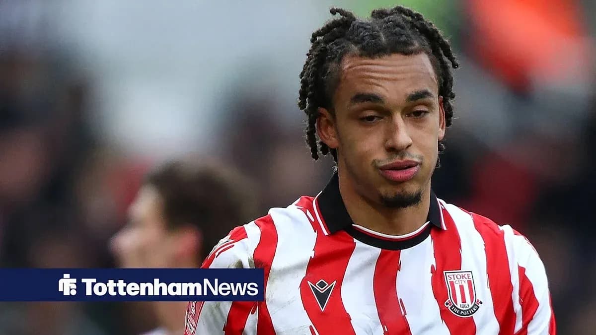 Jugador de Stoke City con camiseta a rayas rojas y blancas Jugador de Stoke City con camiseta a rayas rojas y blancas