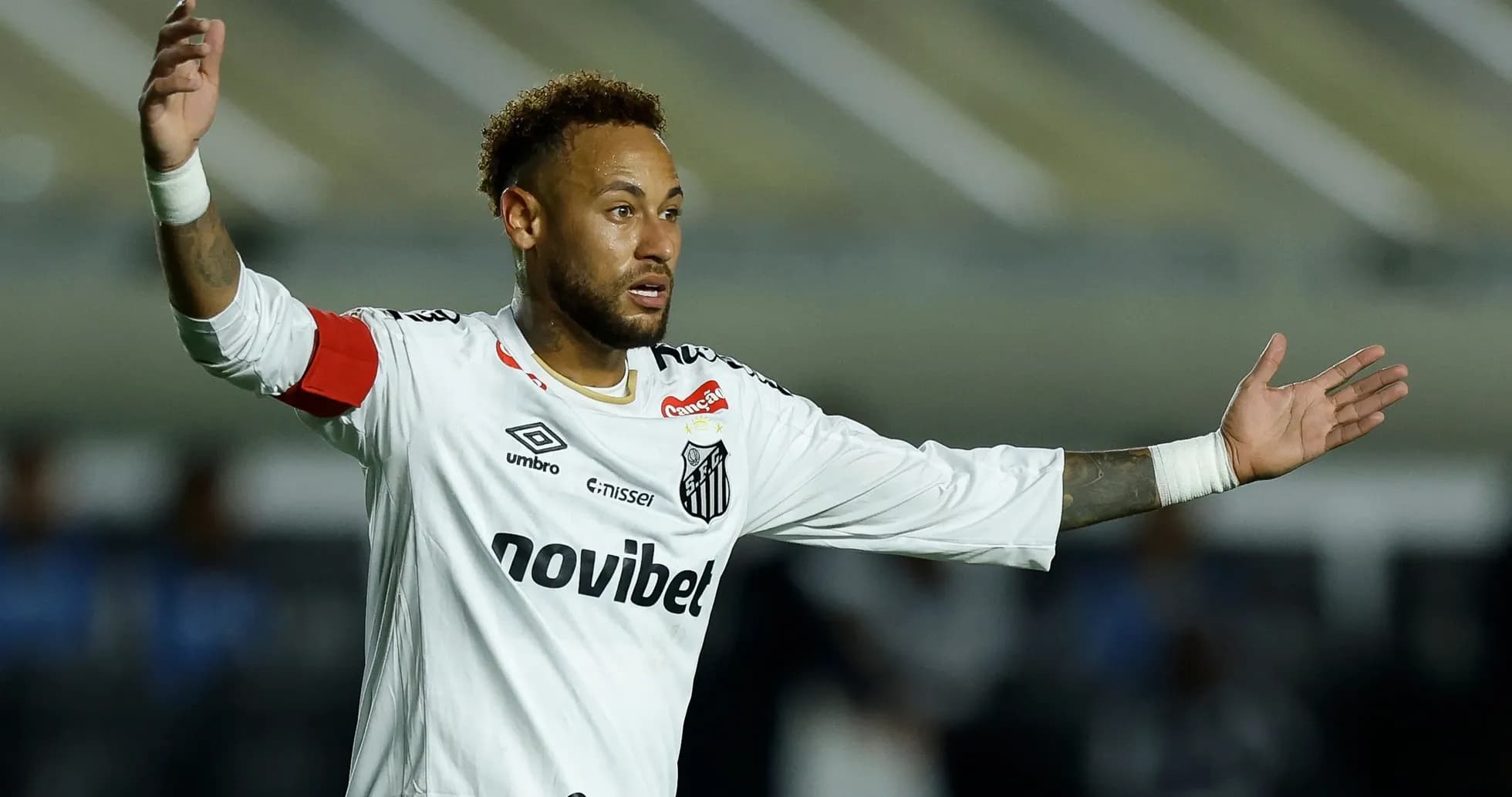 Neymar gesticulando durante un partido con Santos Neymar gesticulando durante un partido con Santos