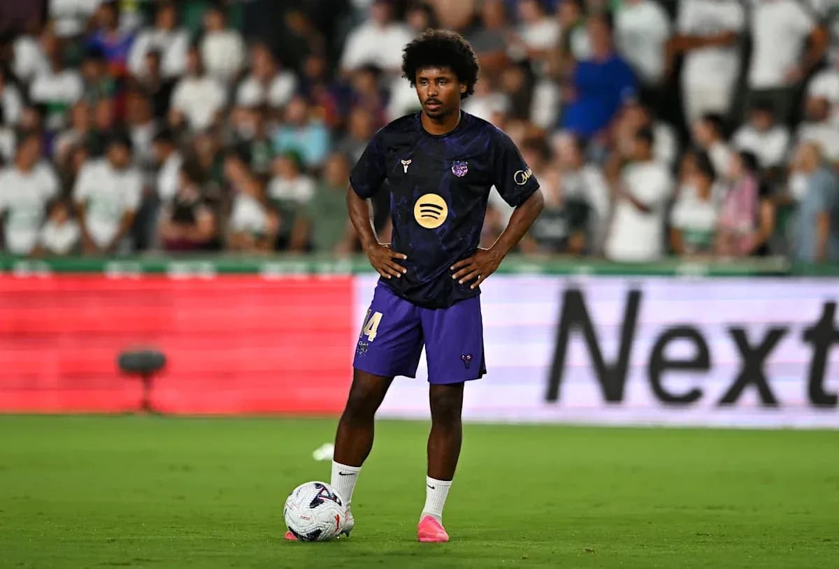 Jugador preparado para ejecutar un tiro libre en el partido Jugador preparado para ejecutar un tiro libre en el partido