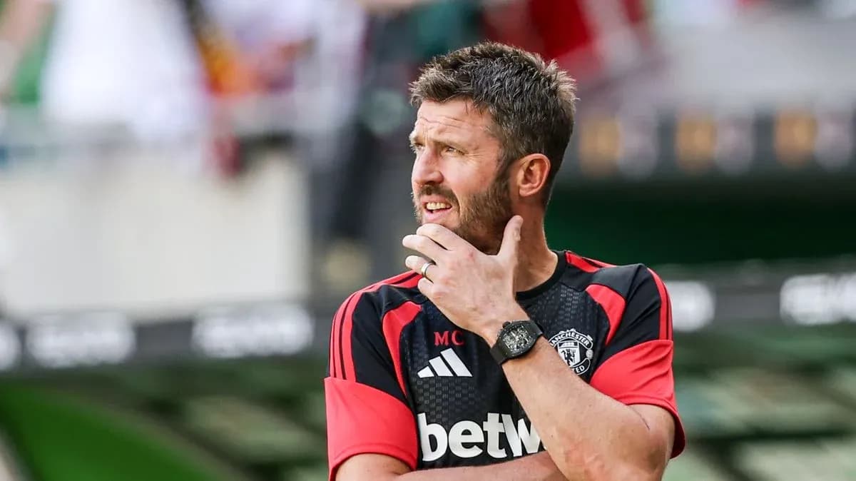Entrenador de Manchester United en la línea de banda Entrenador de Manchester United en la línea de banda