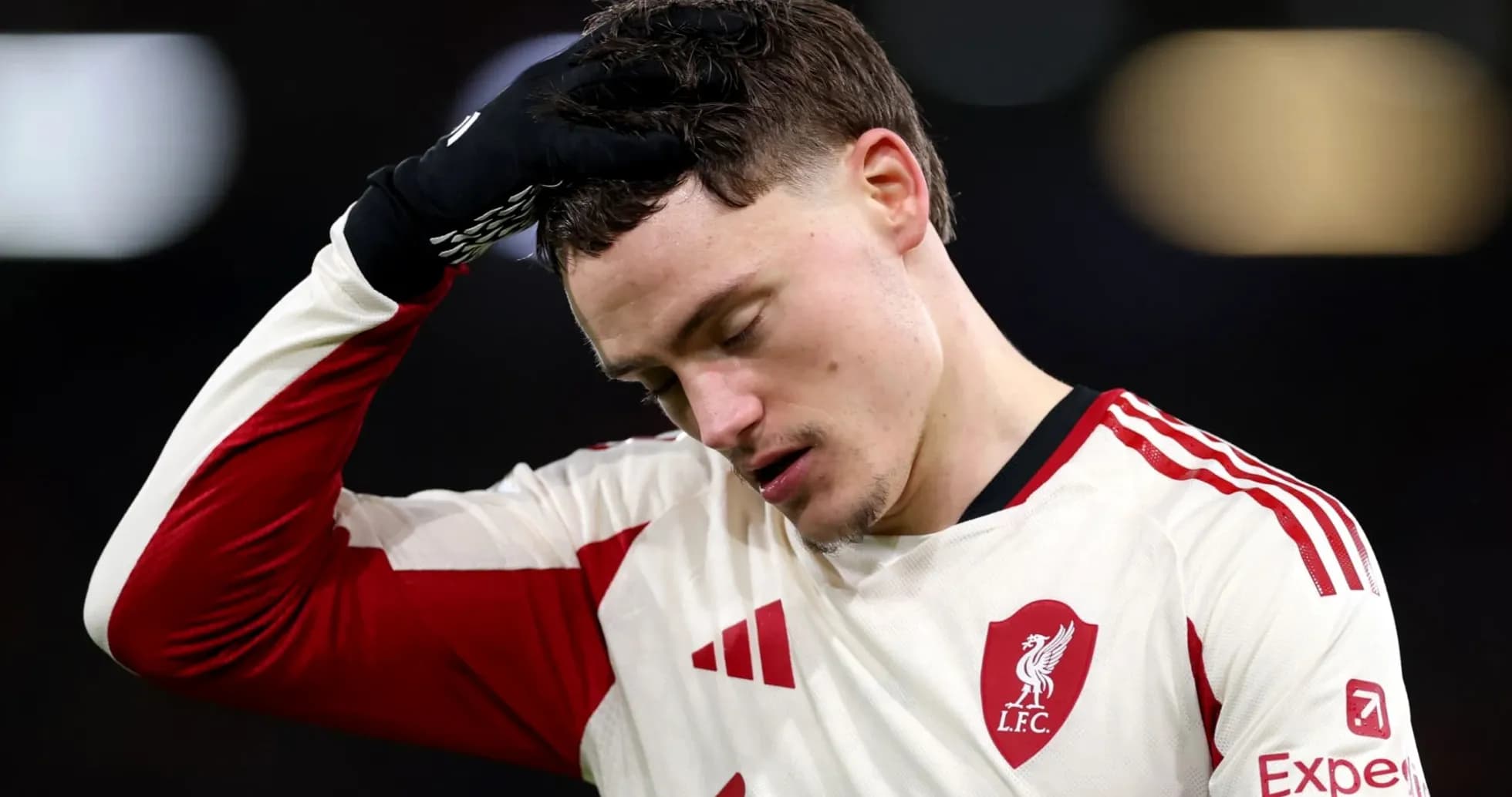 Jugador de Liverpool con expresión de frustración en el campo Jugador de Liverpool con expresión de frustración en el campo
