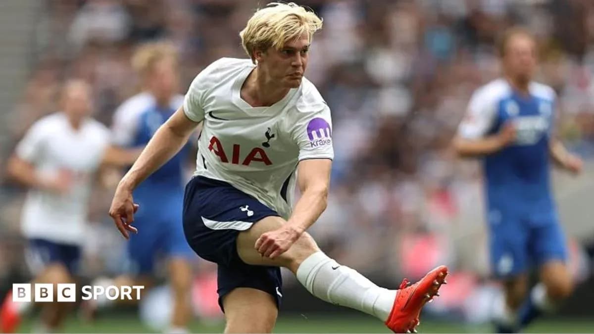 Jugador de Tottenham chutando el balón en partido Jugador de Tottenham chutando el balón en partido