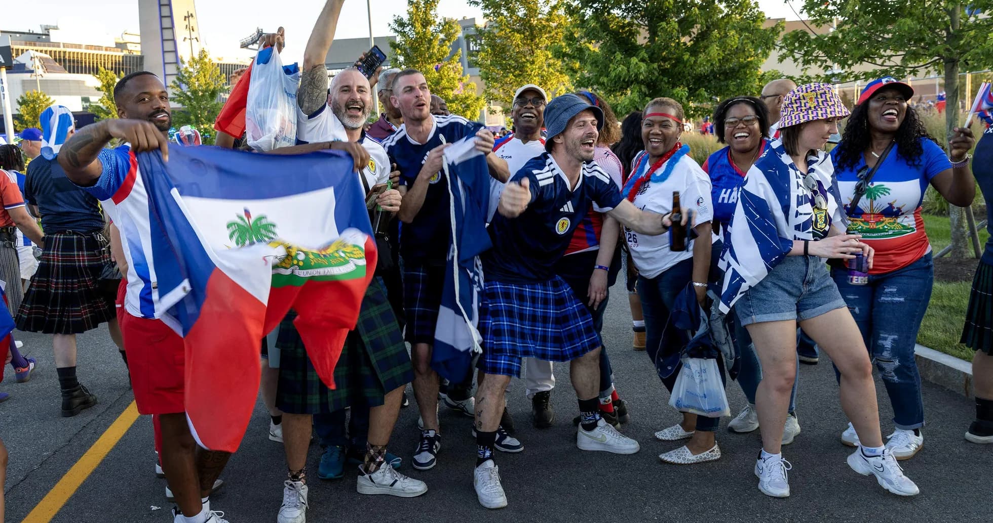 Aficionados de Haití y Escocia celebrando juntos Aficionados de Haití y Escocia celebrando juntos