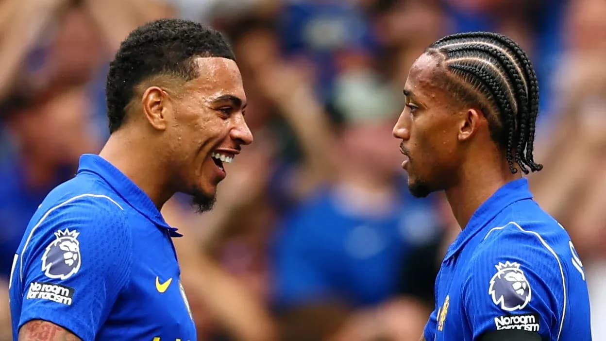 Dos jugadores sonriendo durante un partido de fútbol Dos jugadores sonriendo durante un partido de fútbol