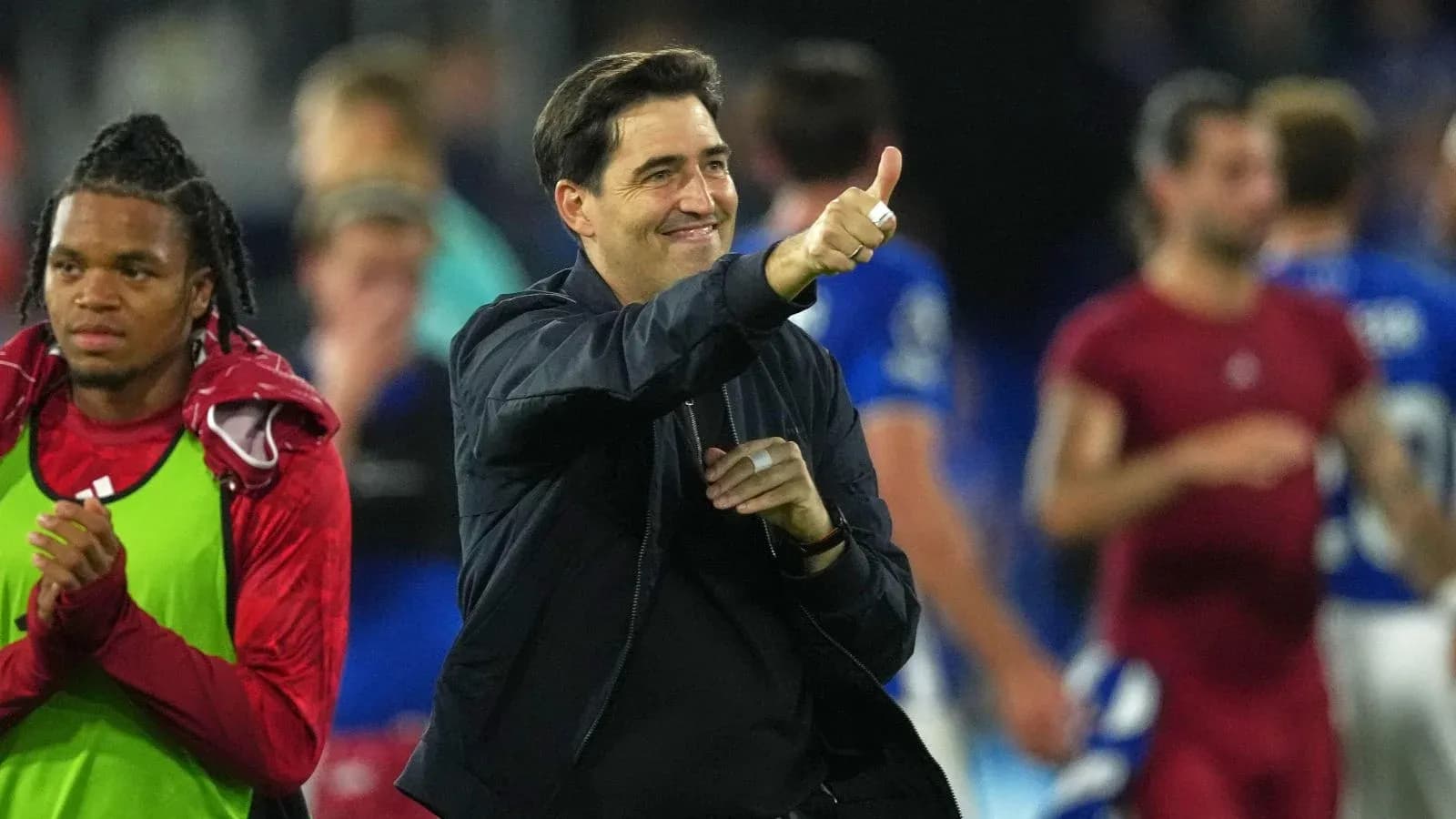 Entrenador sonriendo y levantando el pulgar tras el partido Entrenador sonriendo y levantando el pulgar tras el partido