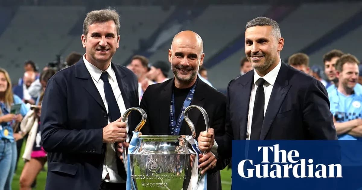 Tres hombres sosteniendo el trofeo de la UEFA Champions League Tres hombres sosteniendo el trofeo de la UEFA Champions League
