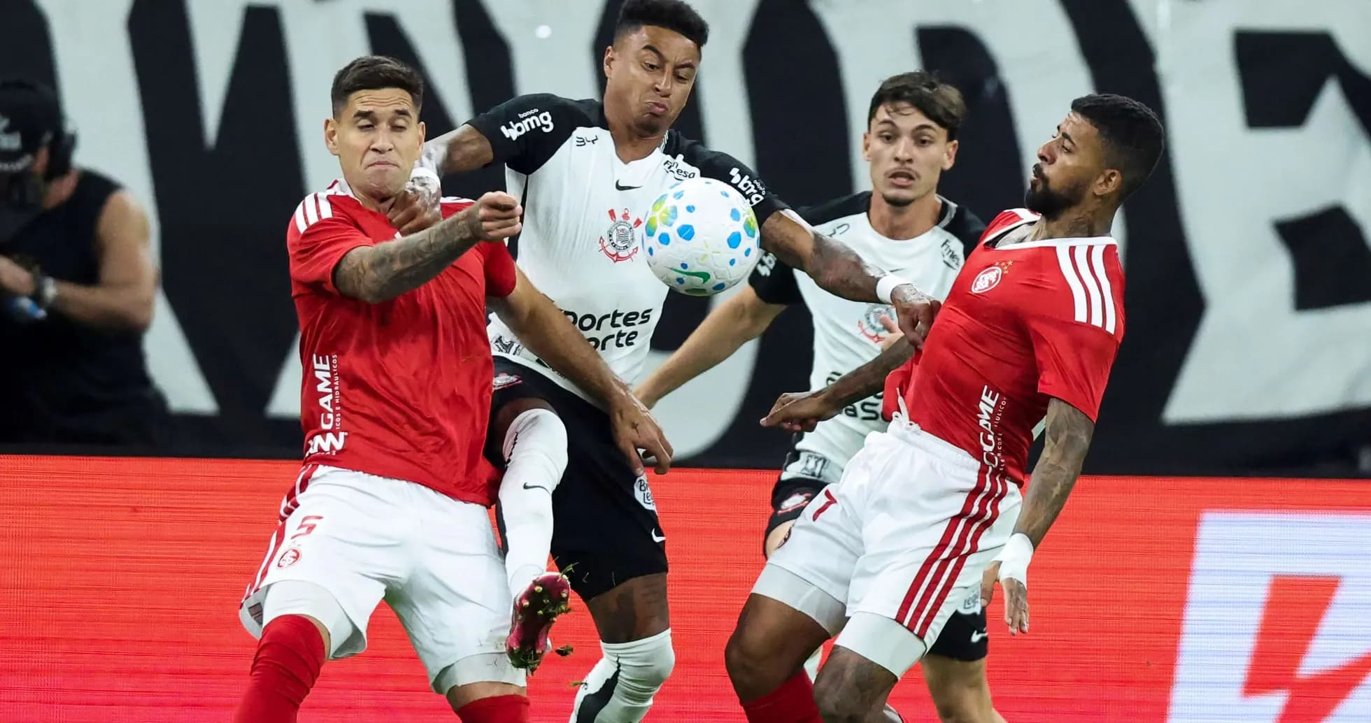 Jugadores de Internacional y Corinthians en acción Jugadores de Internacional y Corinthians en acción