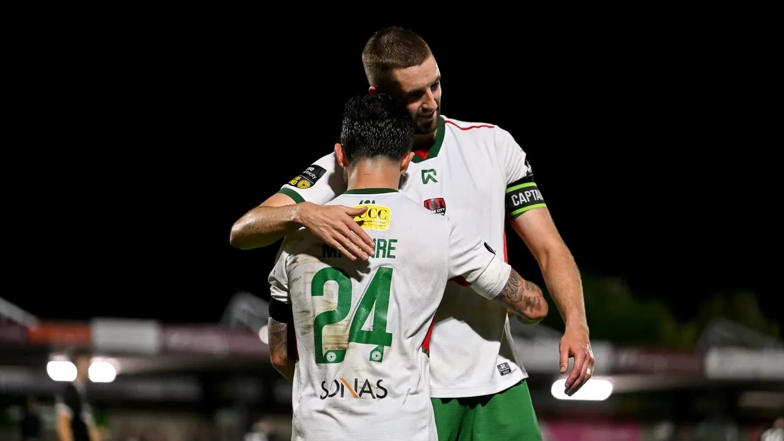 Dos jugadores abrazándose en el campo de fútbol Dos jugadores abrazándose en el campo de fútbol
