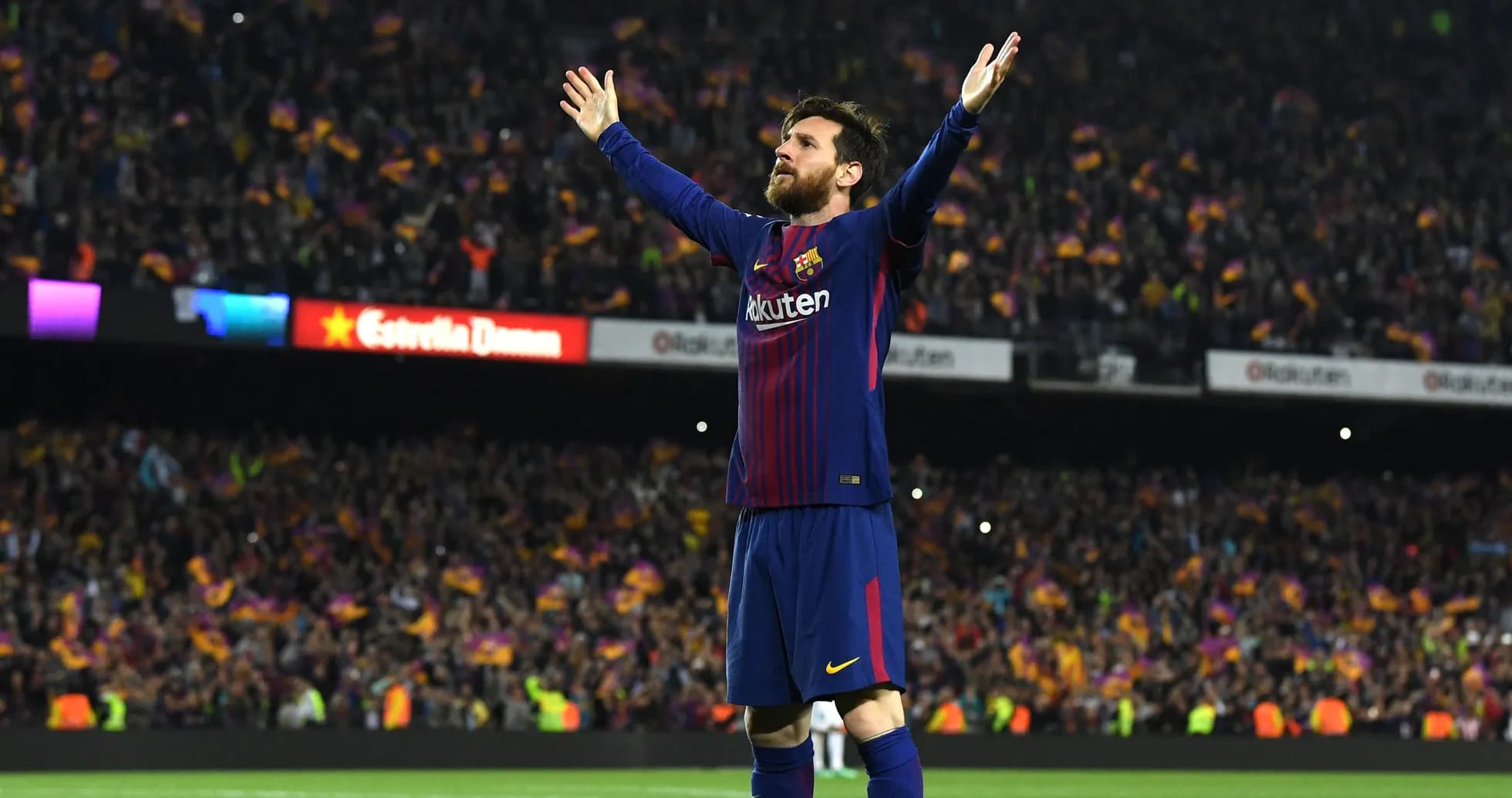 Jugador de Barcelona celebrando frente a la afición Jugador de Barcelona celebrando frente a la afición