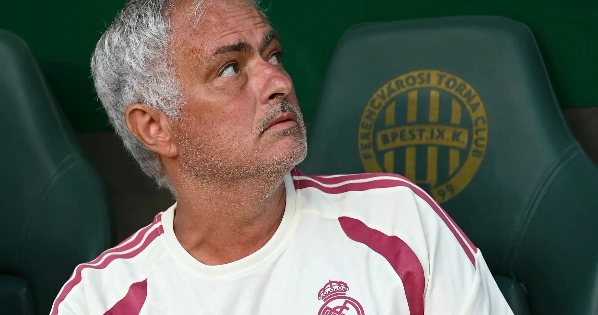Entrenador observando el partido desde el banquillo Entrenador observando el partido desde el banquillo