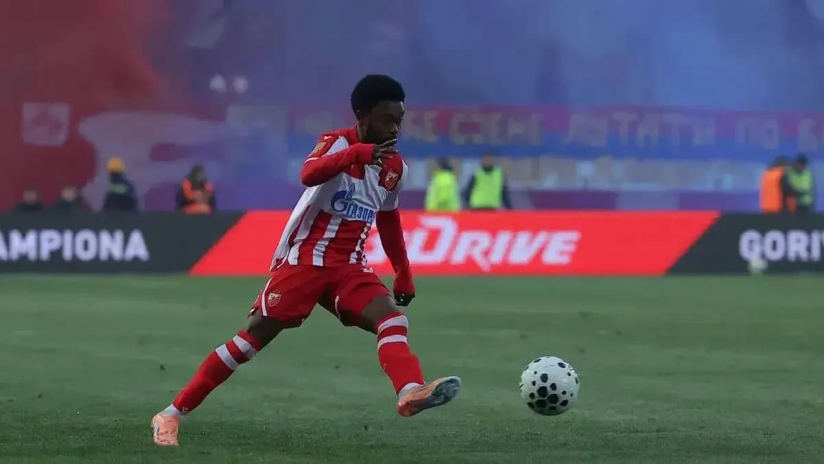 Jugador de FK Crvena Zvezda en acción Jugador de FK Crvena Zvezda en acción