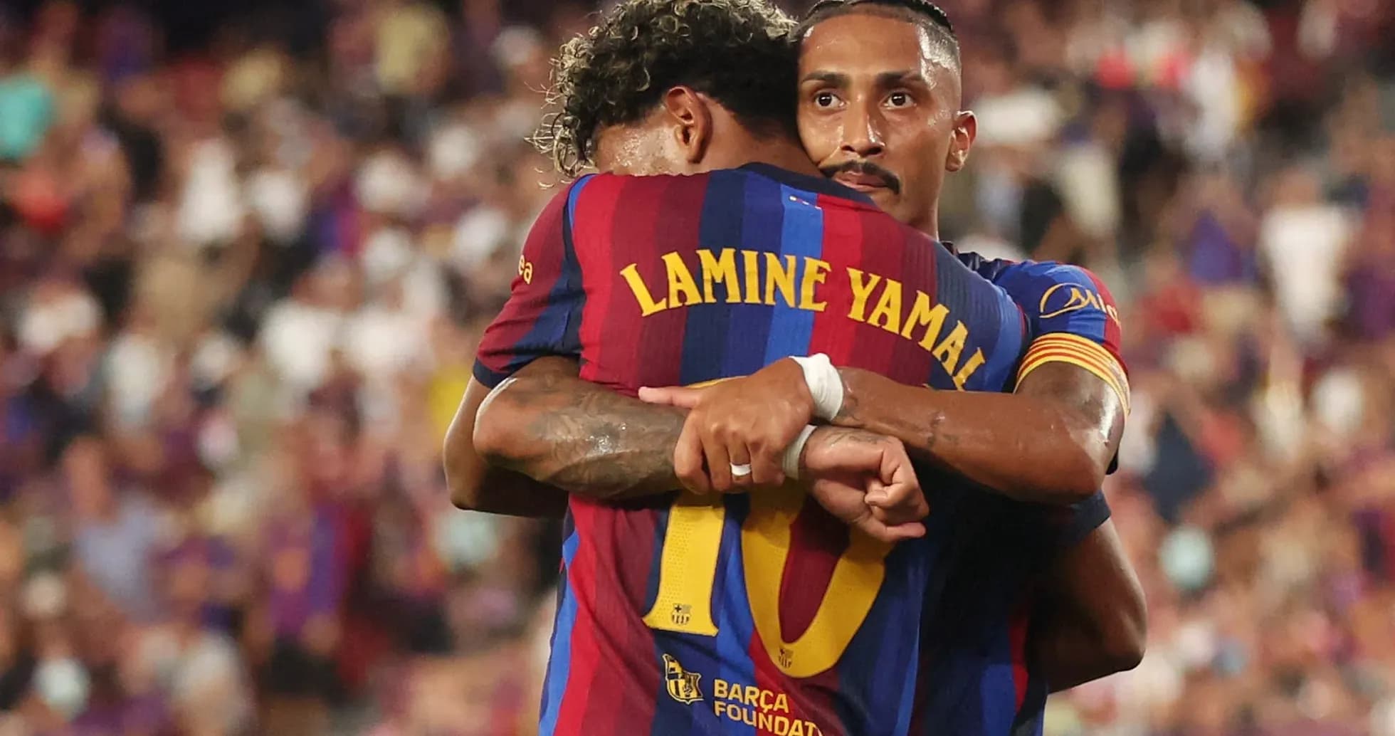 Jugadores del FC Barcelona abrazándose en el campo Jugadores del FC Barcelona abrazándose en el campo