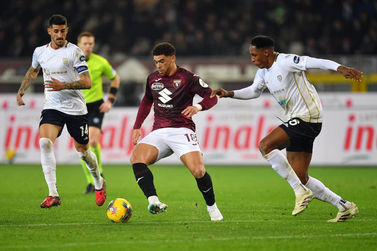 Jugadores de Cagliari y Torino disputando el balón Jugadores de Cagliari y Torino disputando el balón
