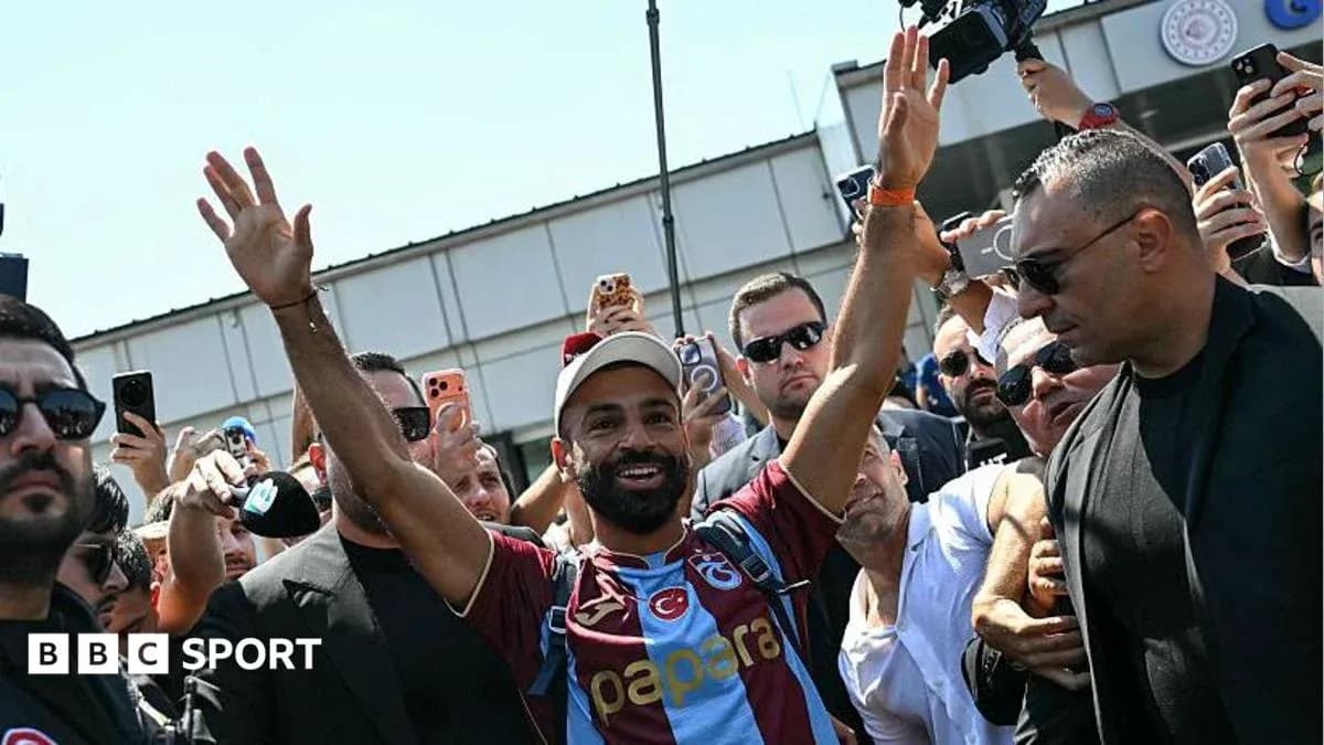 Jugador saludando a los fanáticos en el aeropuerto Jugador saludando a los fanáticos en el aeropuerto