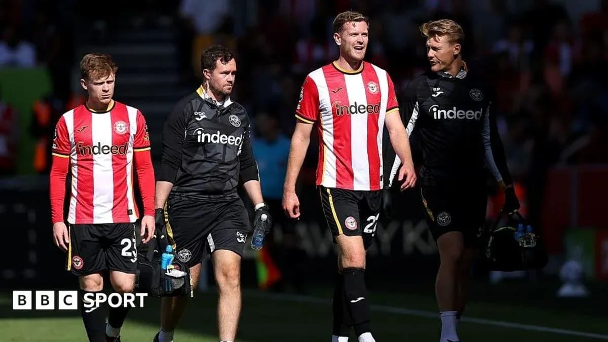 Jugadores de Brentford saliendo del campo tras partido Jugadores de Brentford saliendo del campo tras partido