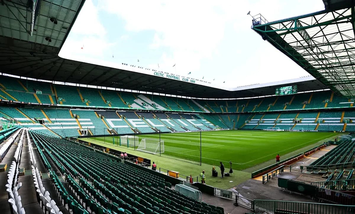 Estadio Celtic Park con gradas vacías y campo de fútbol Estadio Celtic Park con gradas vacías y campo de fútbol