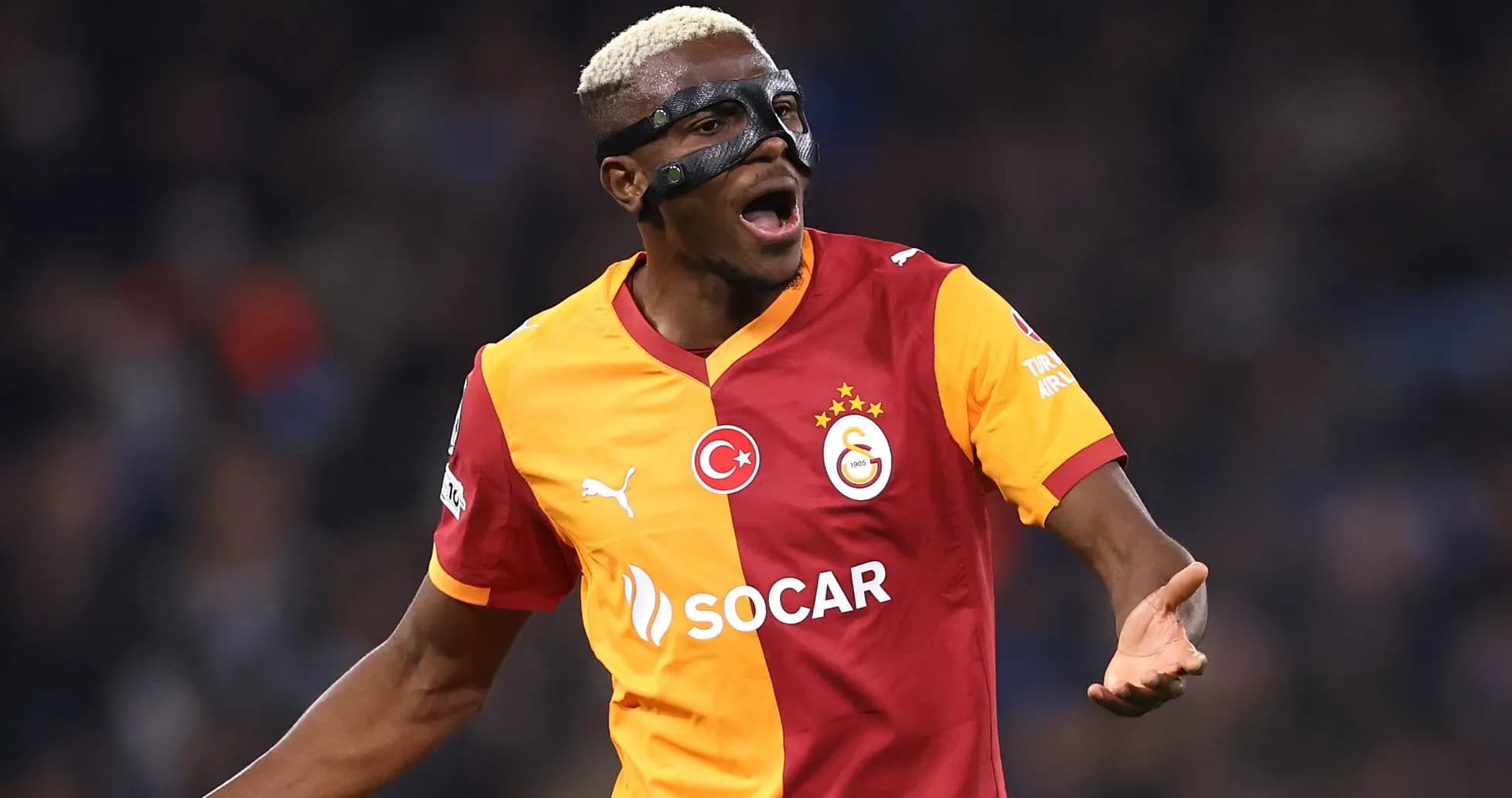 Jugador de Galatasaray celebrando con máscara facial Jugador de Galatasaray celebrando con máscara facial