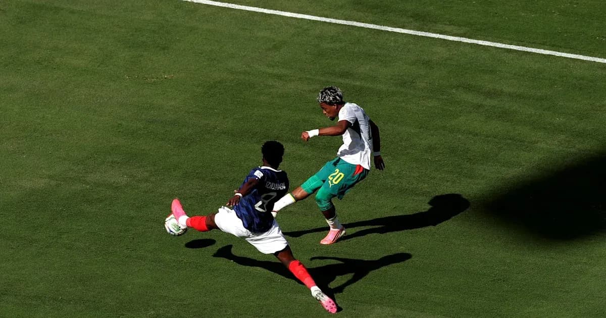 Jugador evitando una entrada durante el partido Jugador evitando una entrada durante el partido