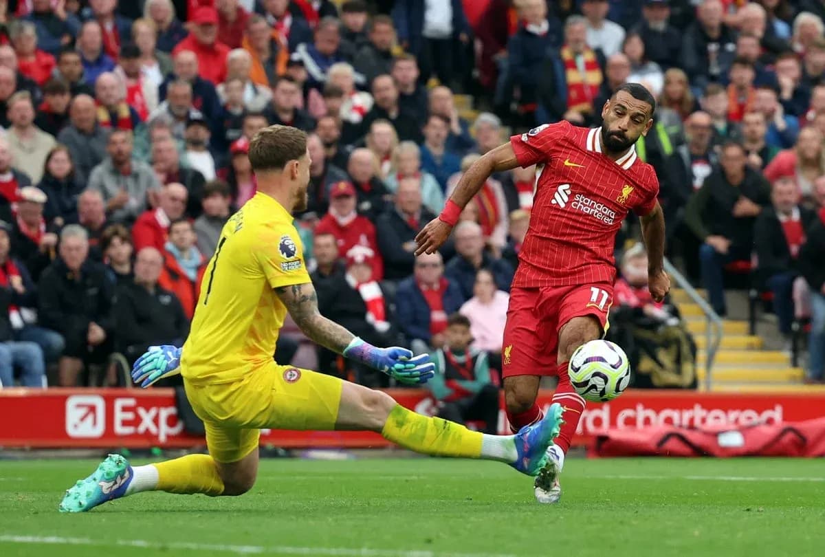 Jugador de Liverpool evitando al portero de Brentford Jugador de Liverpool evitando al portero de Brentford