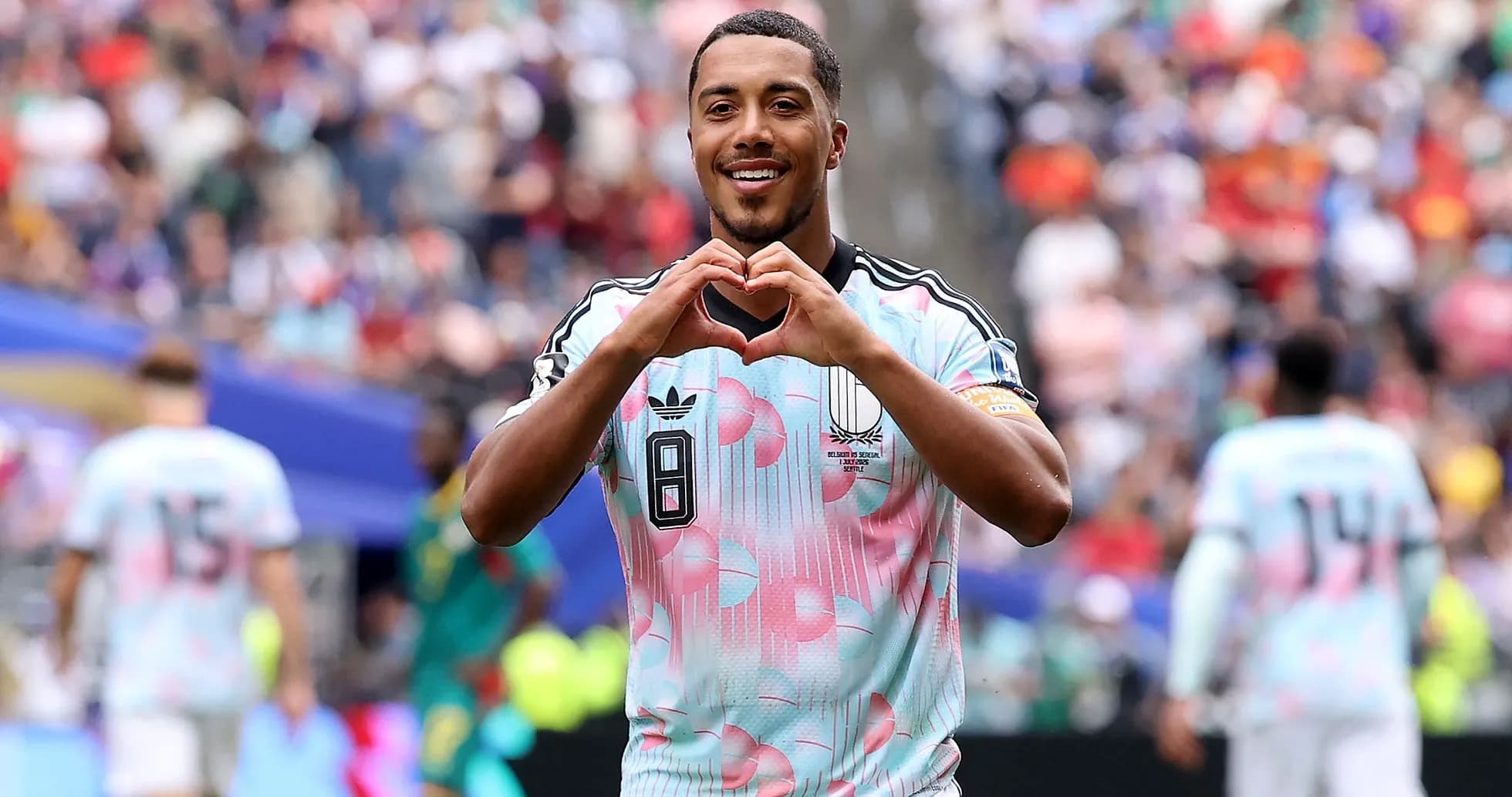 Jugador celebrando con gesto de corazón en el campo Jugador celebrando con gesto de corazón en el campo