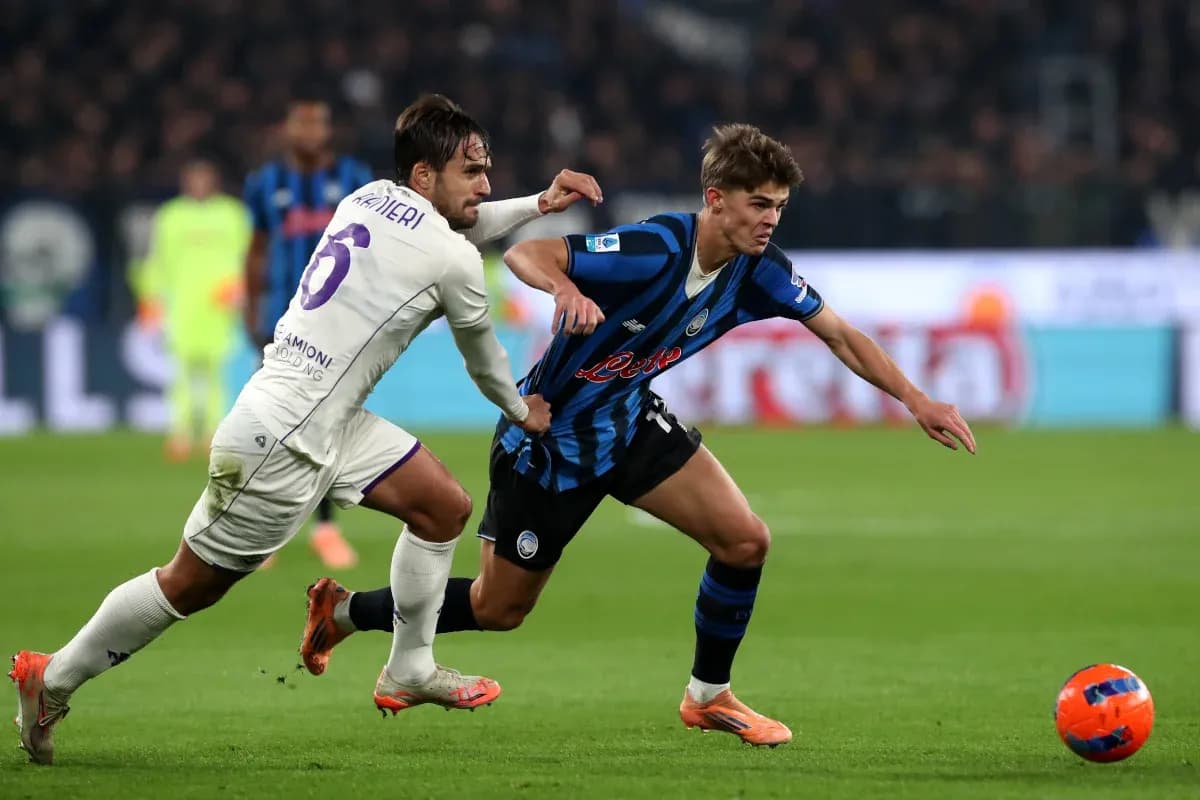 Jugador de Fiorentina persigue a jugador de Atalanta Jugador de Fiorentina persigue a jugador de Atalanta