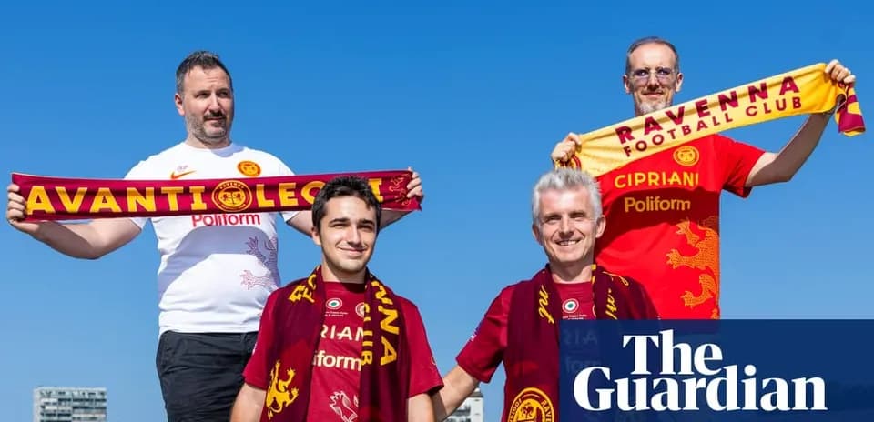 Cuatro aficionados de fútbol sosteniendo bufandas de Ravena Cuatro aficionados de fútbol sosteniendo bufandas de Ravena