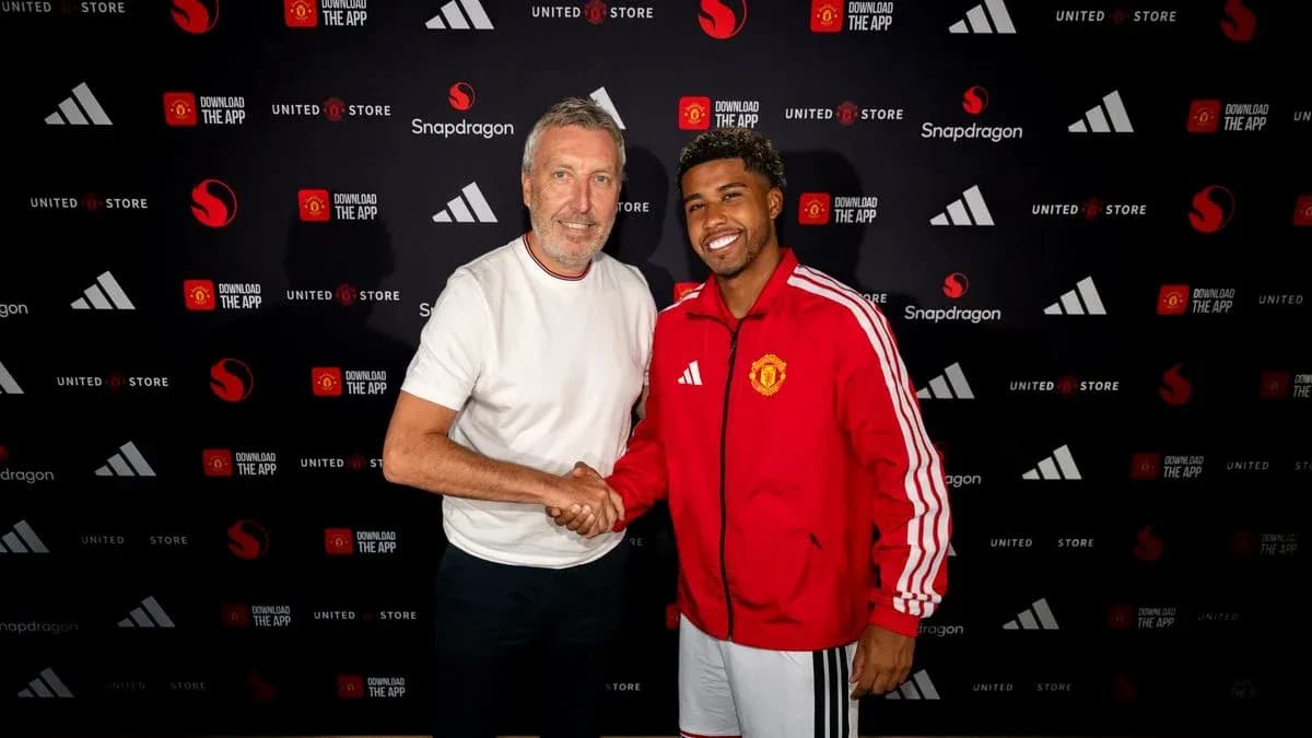 Jugador de Manchester United firmando contrato con directivo Jugador de Manchester United firmando contrato con directivo